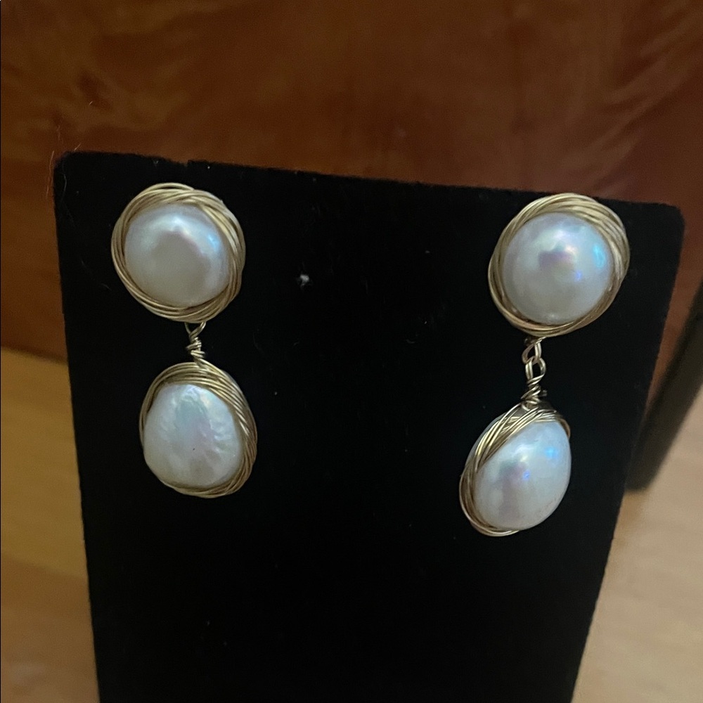 Elegant Gold and Pearl Drop pierced earring